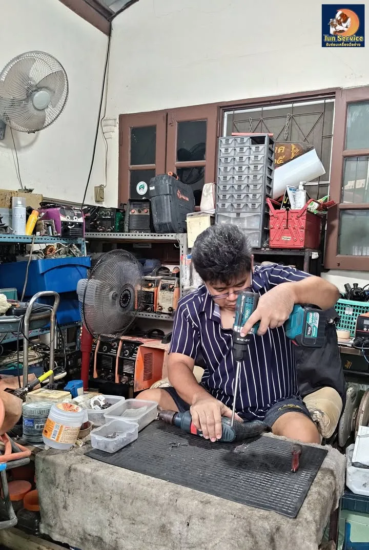 ซ่อมสว่านไฟฟ้า Makita — ช่างทำงานในร้าน